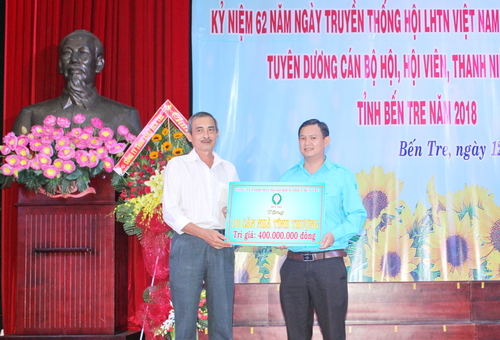 Công ty TNHH MTV Xổ số kiến thiết Bến Tre trao bảng tượng trưng 10 ngôi nhà cho đại diện Ủy ban Hội LHTN Việt Nam tỉnh Bến Tre